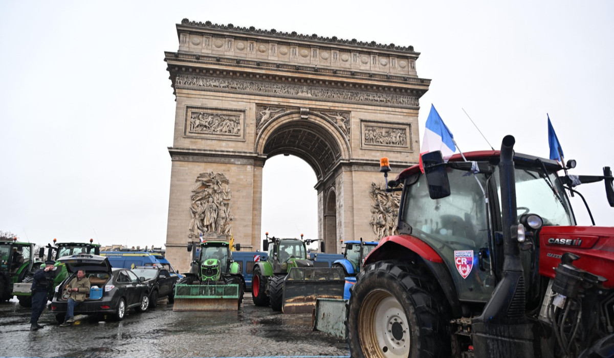 Fermierii protestează în centrul Parisului