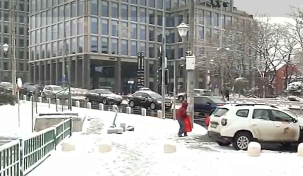 Capitala, sub mormane de zăpadă. Duminica a început pentru bucureșteni cu lopata sau cu sania