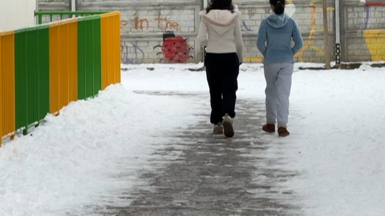 Şcoli închise din cauza gerului: 2.200 de elevi au trecut în online, iar 100 sunt din nou "în vacanţă"