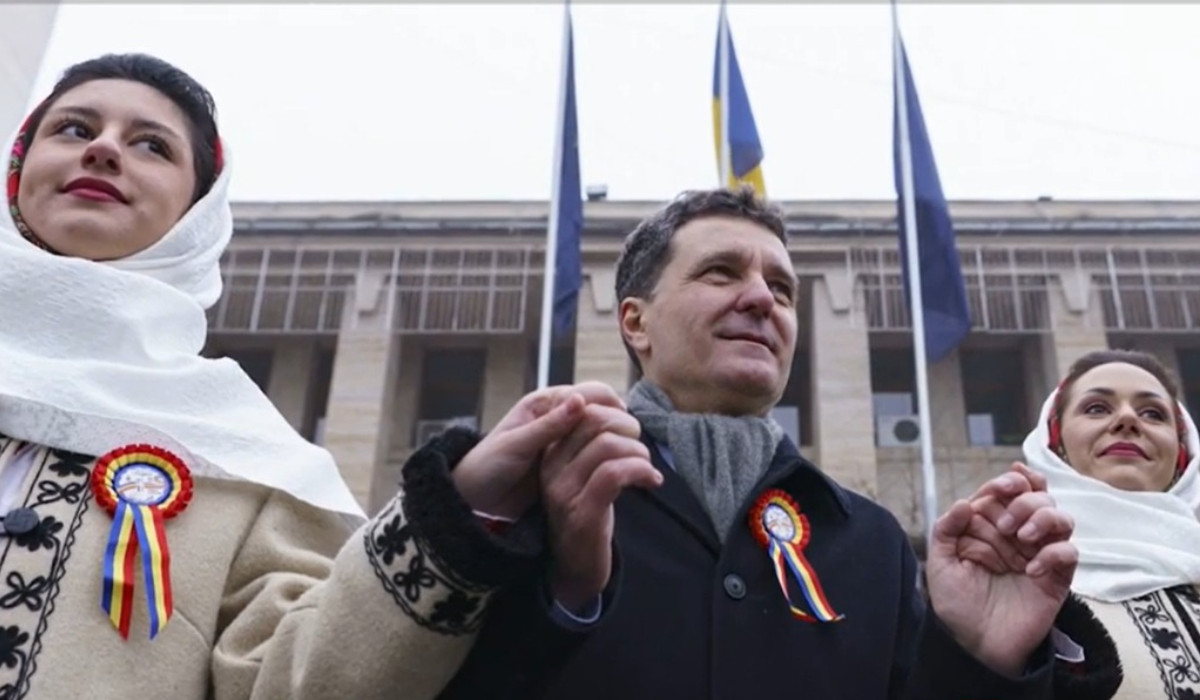 Mica Unire, sărbătorită în toată țara. După huiduieli, Nicușor Dan s-a prins în horă cu românii