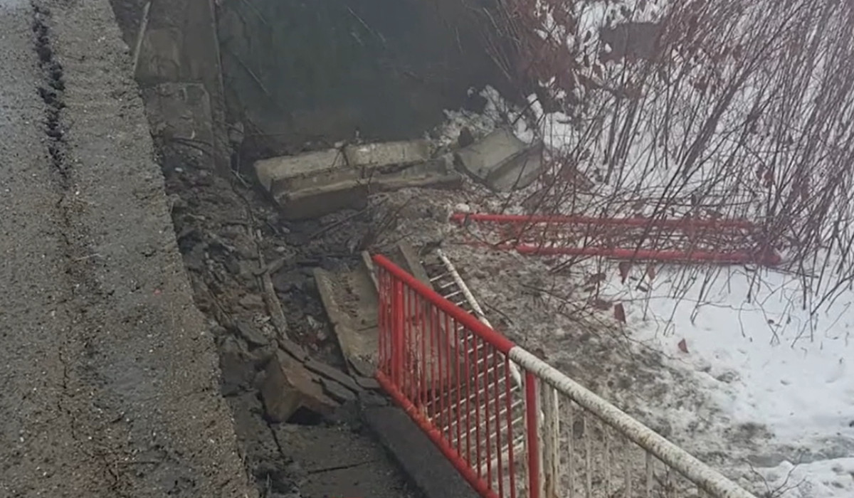 Pod din Vișeu de Jos, închis după ce o grindă a căzut în râu ...