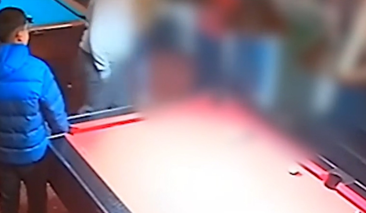 O discuţie între 6 bărbaţi a degenerat într-o luptă. Şi-au împărţit pumni mai ceva ca într-un ring de box