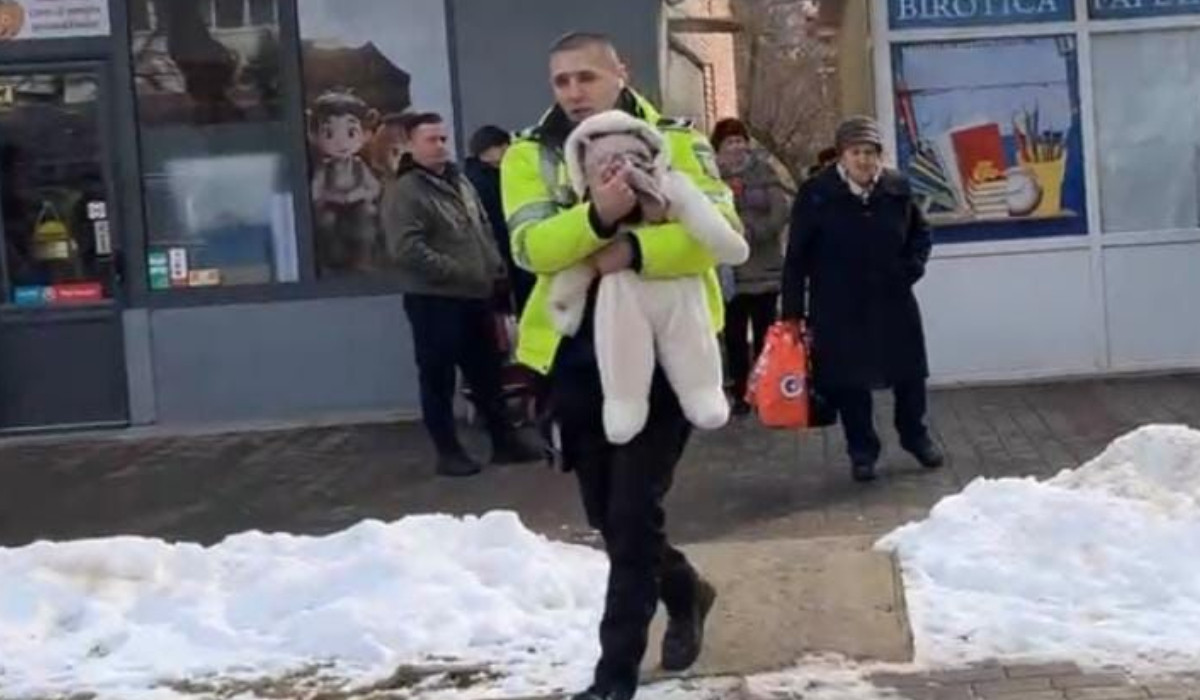 Pompierii salvează un bebeluș dintr-un incendiu în Iași