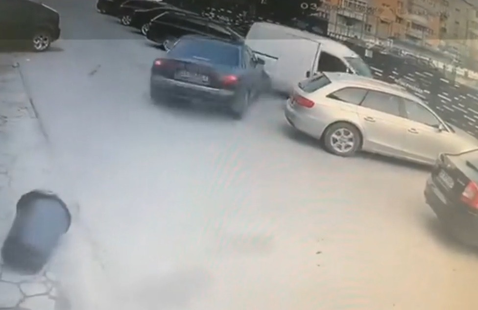 Un şofer de 18 ani din Balş a distrus mai multe maşini după ce s-a urcat drogat la volan