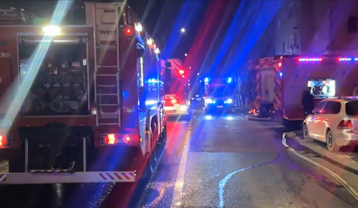 Zeci de locatari dintr-un bloc din Sibiu, evacuați după un incendiu. Un bărbat de 90 de ani a ajuns la spital