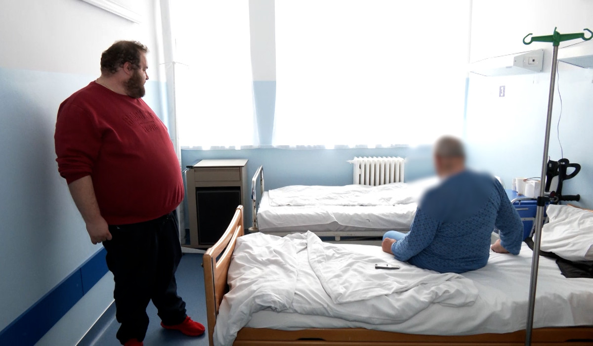 Scandal la Spitalul din Caransebeș: medic acuzat că și-a ținut tatăl internat aproape 800 de zile