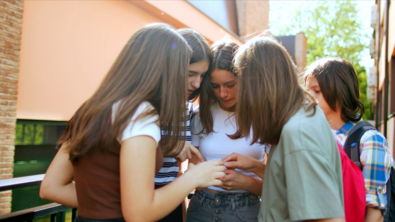 Ne verificăm telefonul de 144 de ori pe zi, arată studiile. Sfaturile psihologilor pentru detox digital