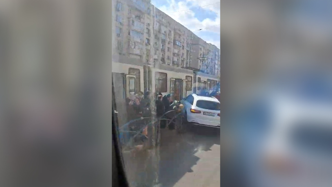 Accident grav în Capitală: O mașină a intrat în stația de tramvai