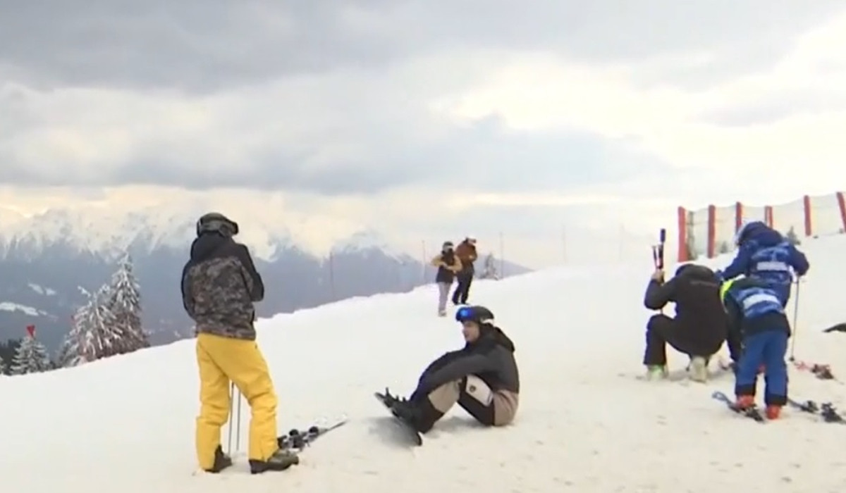 Poza pentru articolul Stațiunea între 2 anotimpuri. Turiştii se bucură fie de plimbări însorite, fie de distracţie pe pârtie