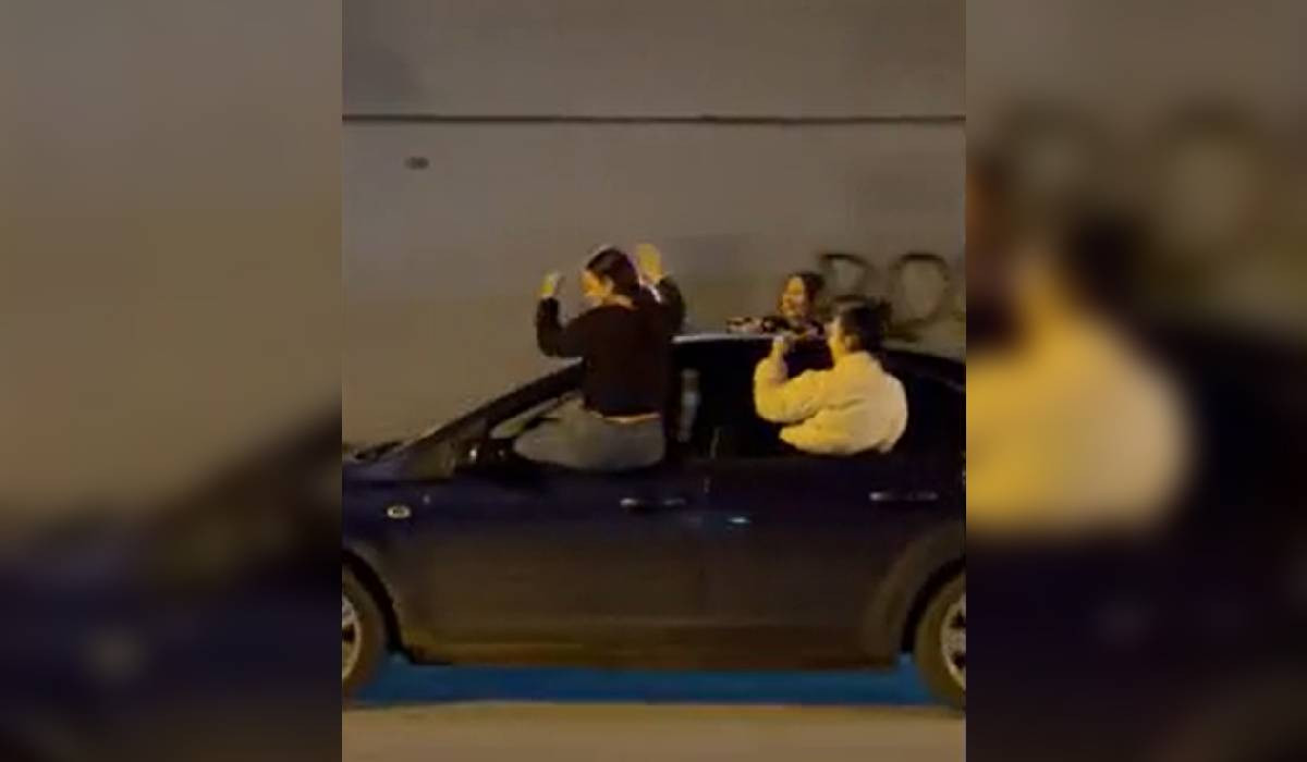 Tinere dansează pe geamurile unei mașini în Cluj