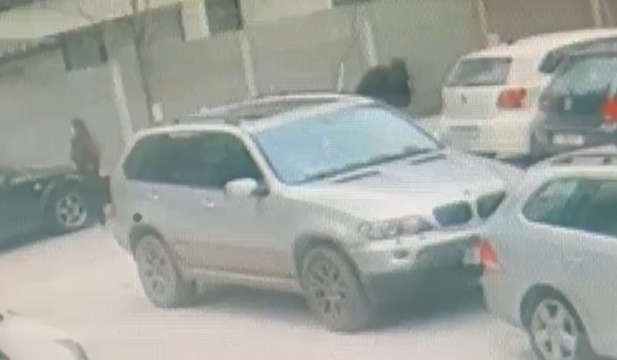 Momentul în care congolezul înjunghiat de un român în Chiajna reuşeşte să scape. Cei doi se cunoşteau