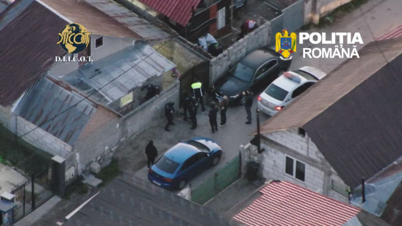 Afacere de familie cu trafic de persoane. Un tânăr racola victimele, părinții le duceau în străinătate