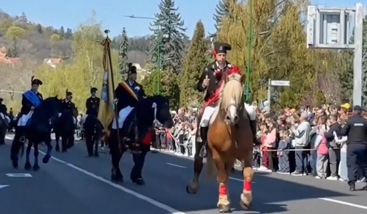 Poza pentru articolul Parada Junilor din Brașov, spectacol de tradiție și culoare, în Duminica Tomii. Mii de oameni prezenţi