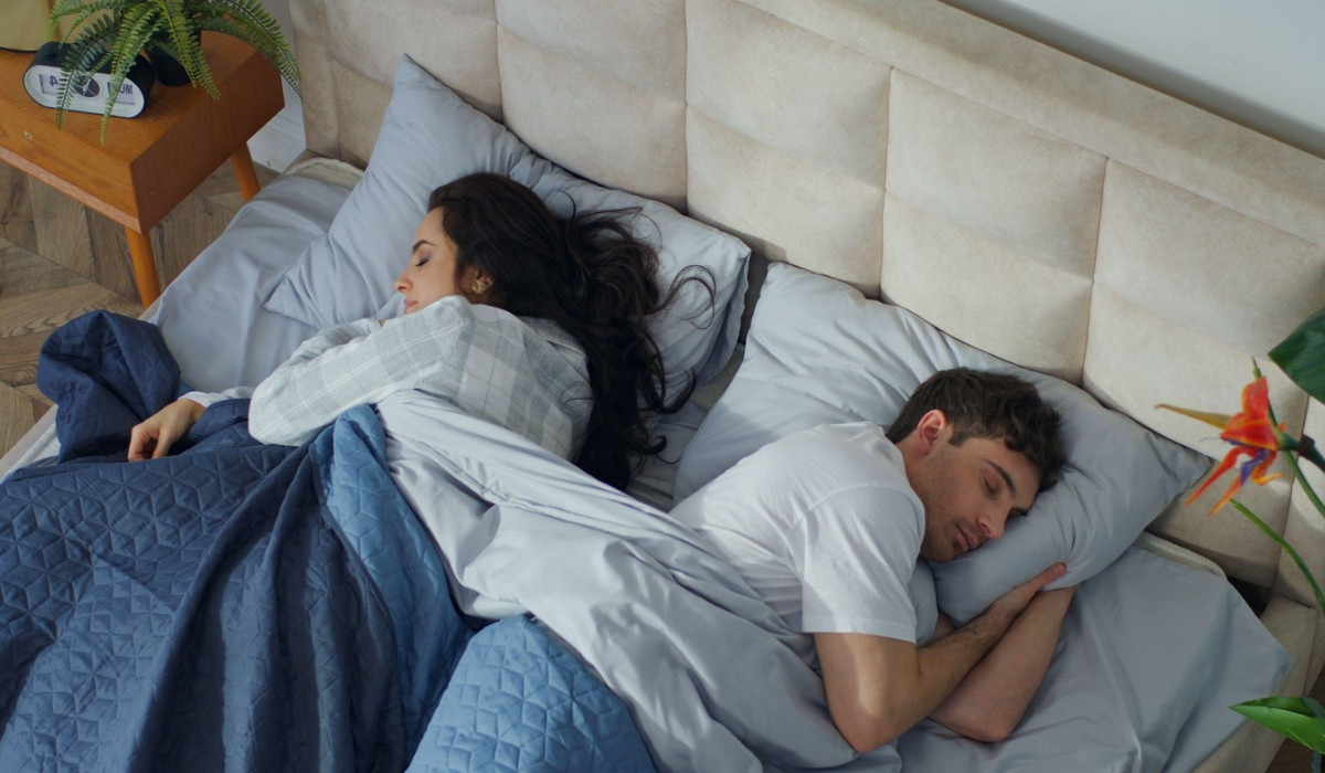 De ce e indicat să dormim separat de partener din când în când: "Intimitatea în cuplu nu ține doar de somn"