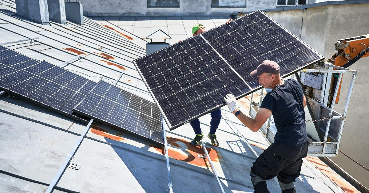 Criza petrolului din Orientul Mijlociu i-a determinat pe români să apeleze la fotovoltaice. Ce arată datele