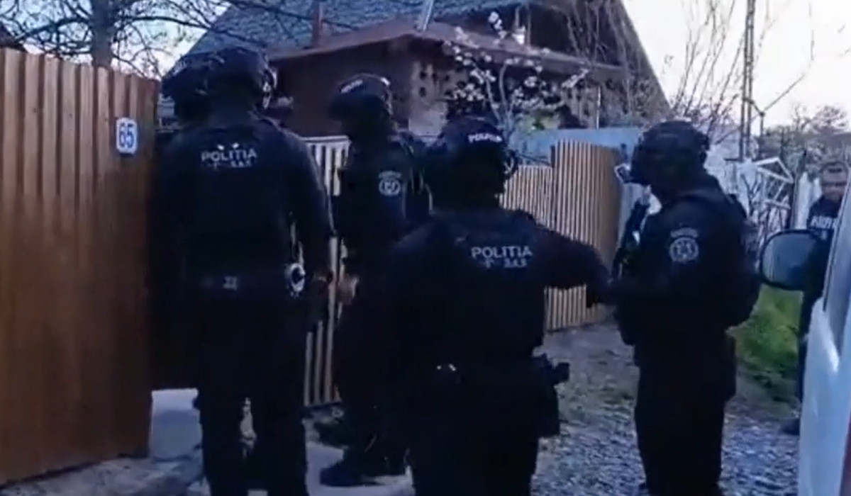 masca-ii-au-descins-la-un-b-rbat-din-boto-ani-dup-ce-i-a-ar-tat-pistolul-pe-internet-ce-surprize-au-g-sit