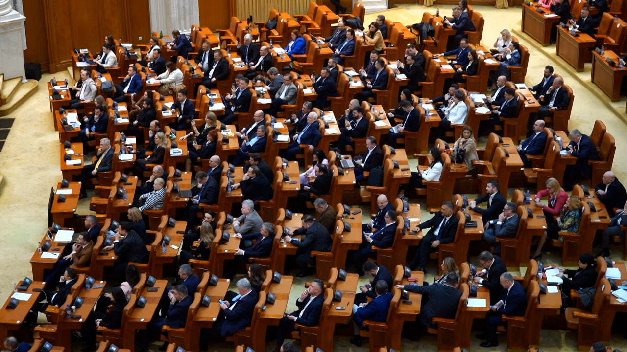 PSD şi AUR mai au nevoie de 14 voturi pentru ca moţiunea împotriva Guvernului să treacă. De unde le pot obţine