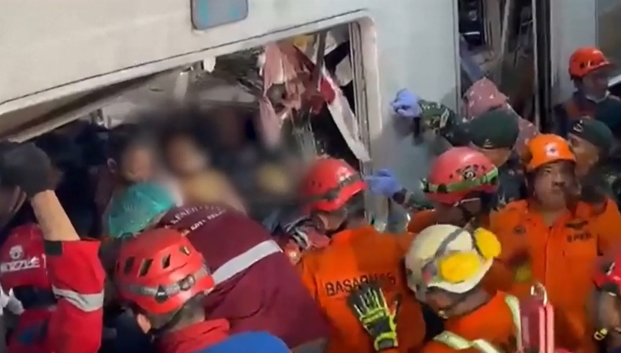 Tragedie pe calea ferată. Cel puţin 14 morţi, după ce un tren de mare viteză a intrat în altă garnitură