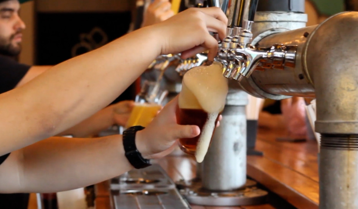 Românii au mutat petrecerea acasă. Berea din bar a ajuns de până la 5 ori mai scumpă decât în magazine