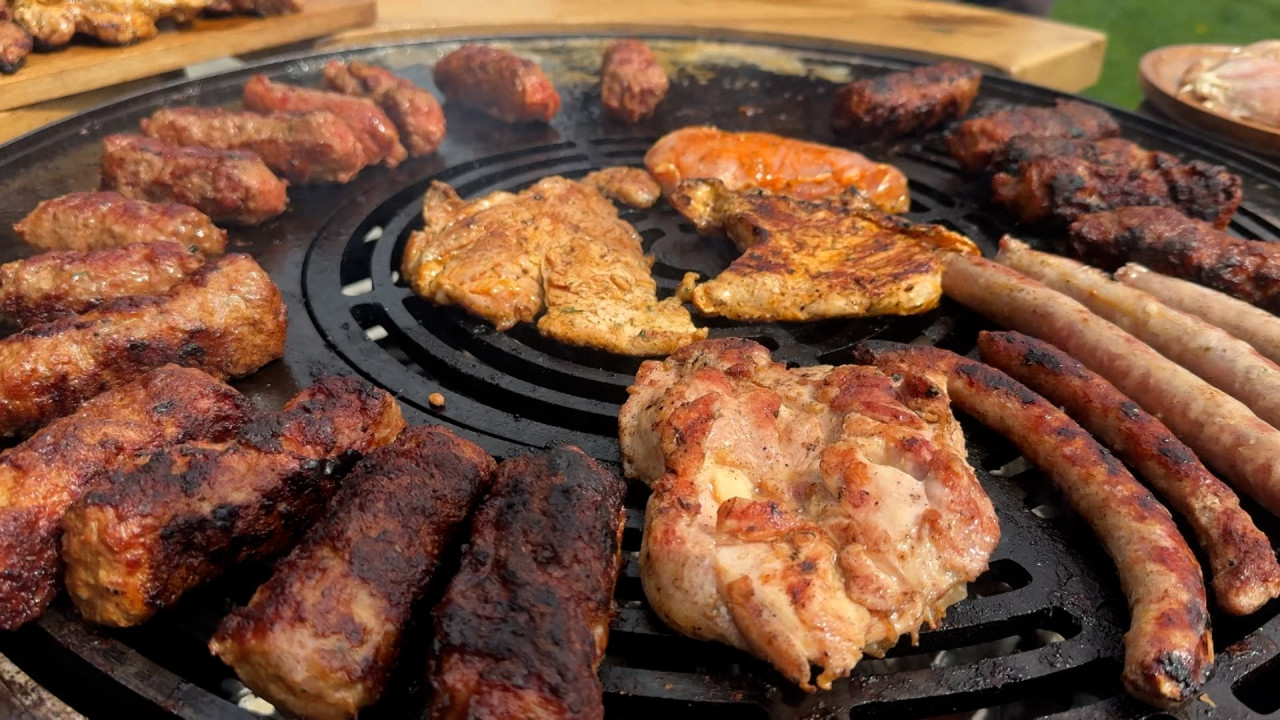 Cât costă grătarul de 1 Mai. Comercianții au pregătit pachete speciale și degustări pentru clienți