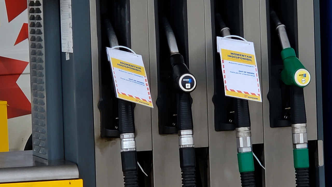 O companie vinde benzina premium cu 50 de bani mai ieftină decât cea standard. Are prea multă pe stoc