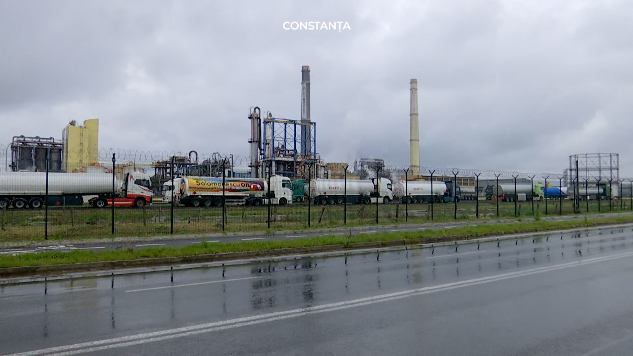 Cozi uriaşe la rafinăria Petromidia. Liderul pieţei de carburanţi, fără motorină în mai multe oraşe
