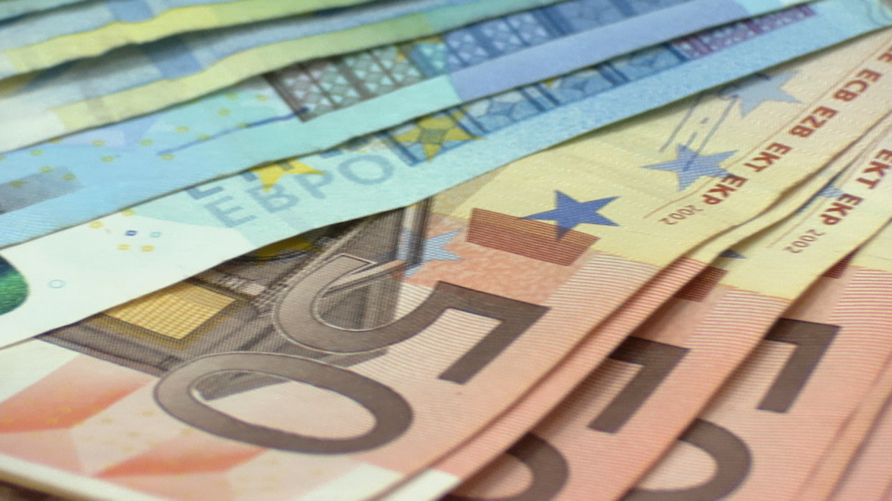 Criza politică a adus cel mai scump EURO din istorie. Urmează scumpiri în lanţ la facturi şi alimente