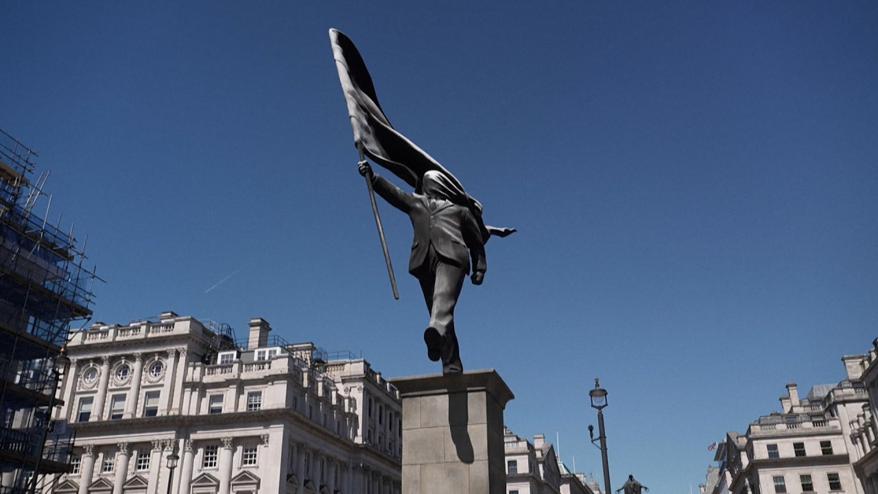 o-statuie-imens-a-ap-rut-peste-noapte-n-centrul-londrei-mesajul-din-spatele-crea-iei-lui-banksy