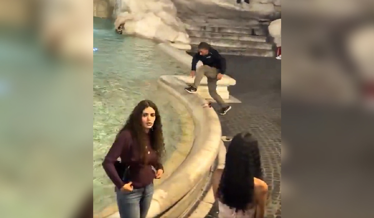 Gestul făcut de un turist la Fontana di Trevi i-ar putea aduce interdicţie pe viaţă. Bărbatul, amendat cu 500€