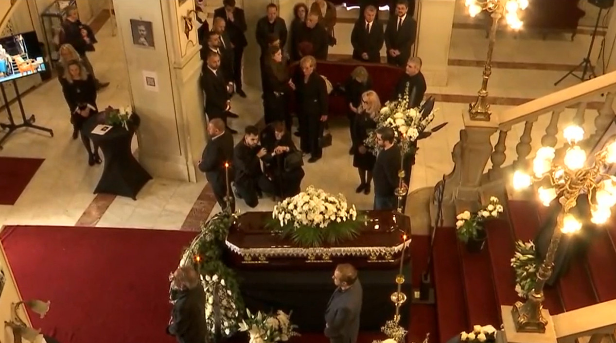 Poza pentru articolul Mama actorului Ioan Isaiu, sfâșiată de durere la căpătâiul fiului său. Sute de oameni au adus un ultim omagiu