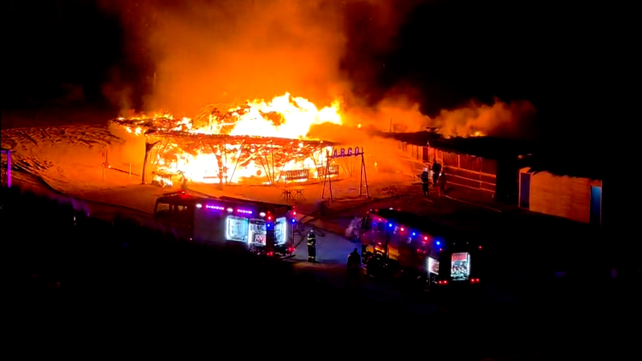 Incendiu devastator la un beach bar din Mamaia Nord