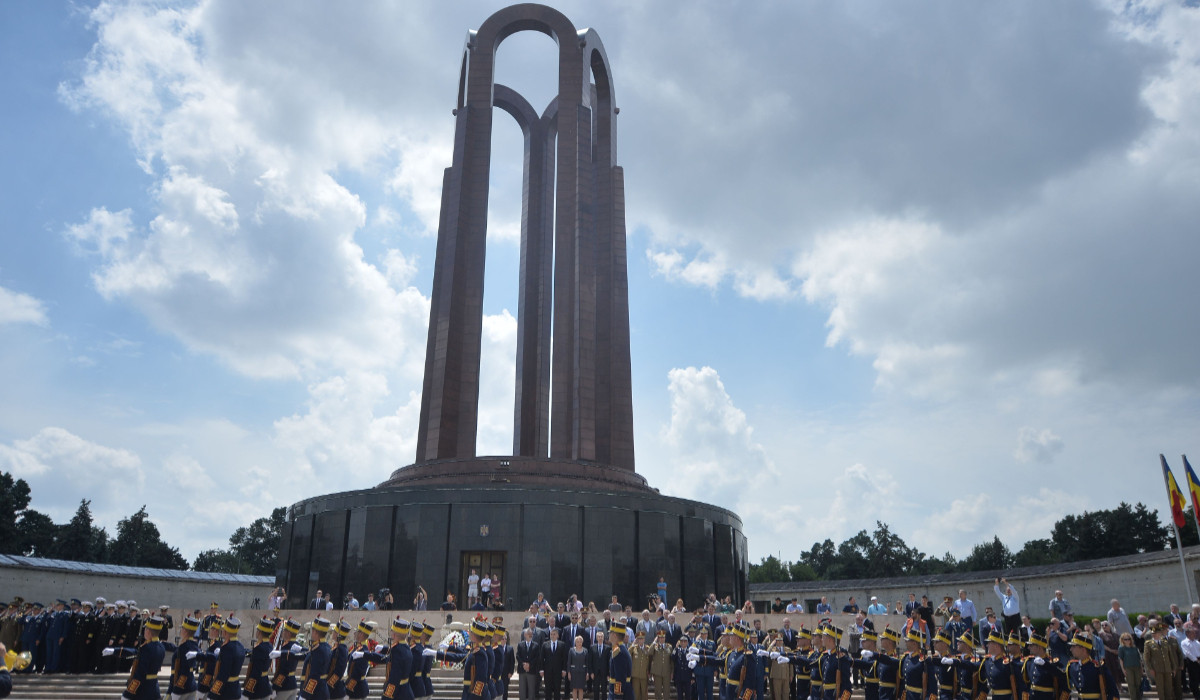 Ziua Eroilor, marcată prin ceremonii militare şi slujbe în toată ţara ...