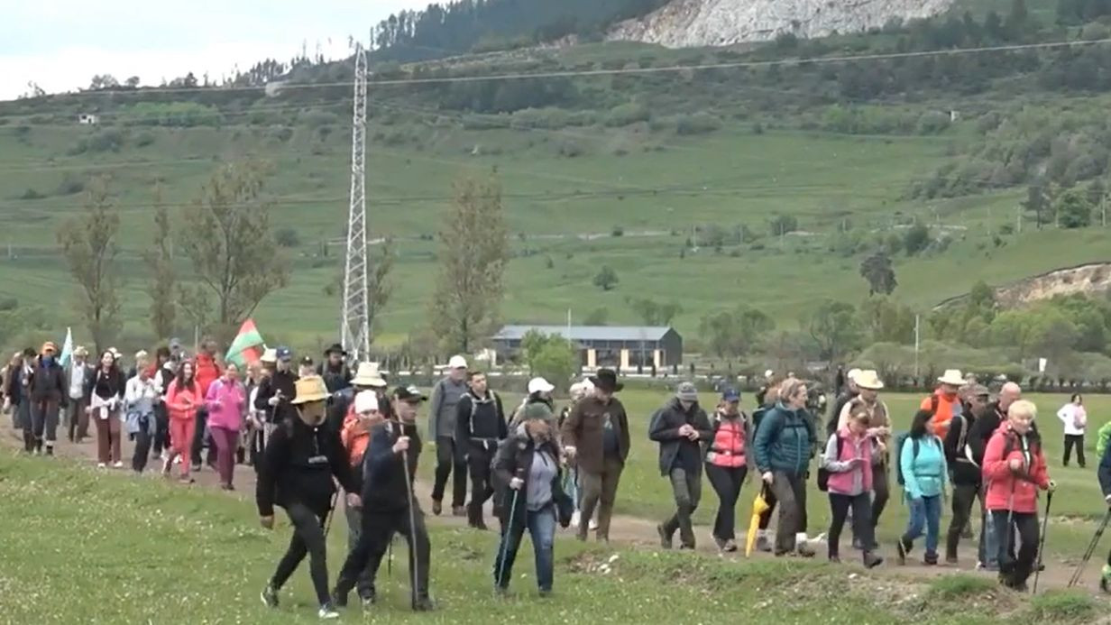 Poza pentru articolul Sute de pelerini merg pe jos spre Șumuleu Ciuc pentru procesiunea de Rusalii