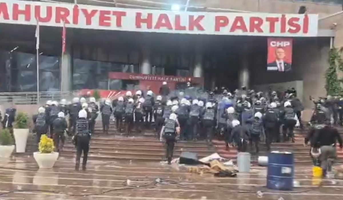 Criză politică în Turcia. Poliția a luat cu asalt sediul din Ankara al principalului partid de Opoziție