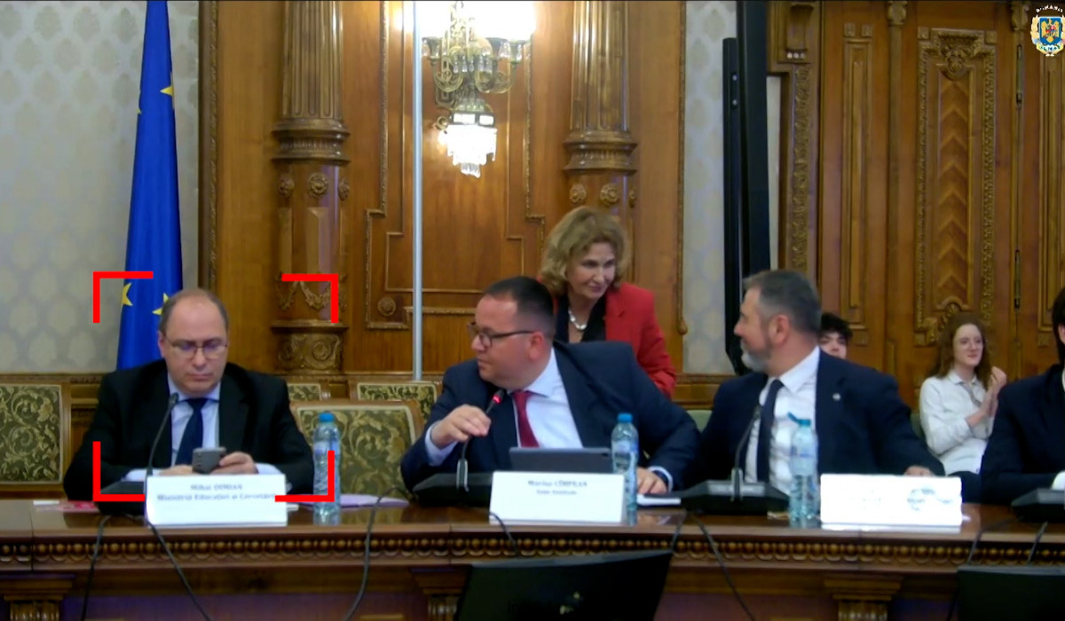Poza pentru articolul Ministrul Educaţiei, dezinteresat şi cu ochii în telefon, în timp ce o elevă plângea despre acest fenomen