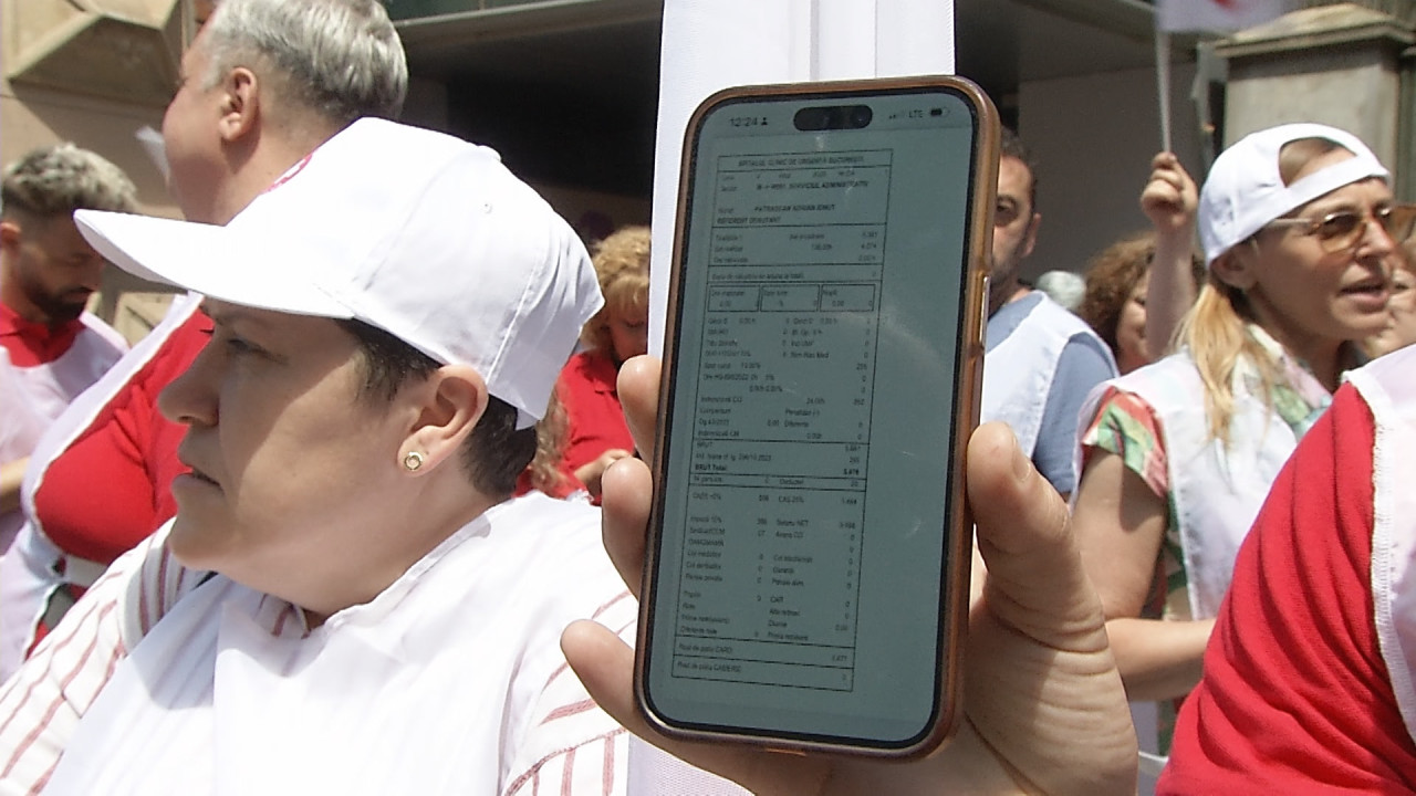 Angajaţii din Sănătate au venit cu fluturaşul de salariu la protest. Veniturile scad pentru 40% din bugetari