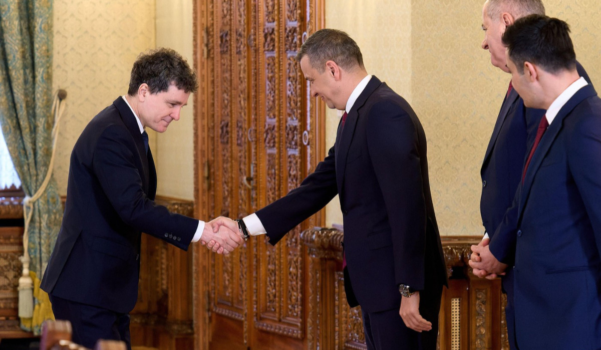 Analist: Preşedintele şi PSD încă lucrează la scenariul unui puci în PNL, dar Bolojan s-a dovedit mai isteţ