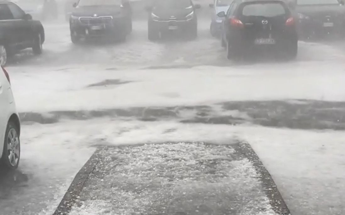 Val de aer polar peste România, de joi seară. Furtuni puternice şi temperaturi de maximum 14 grade