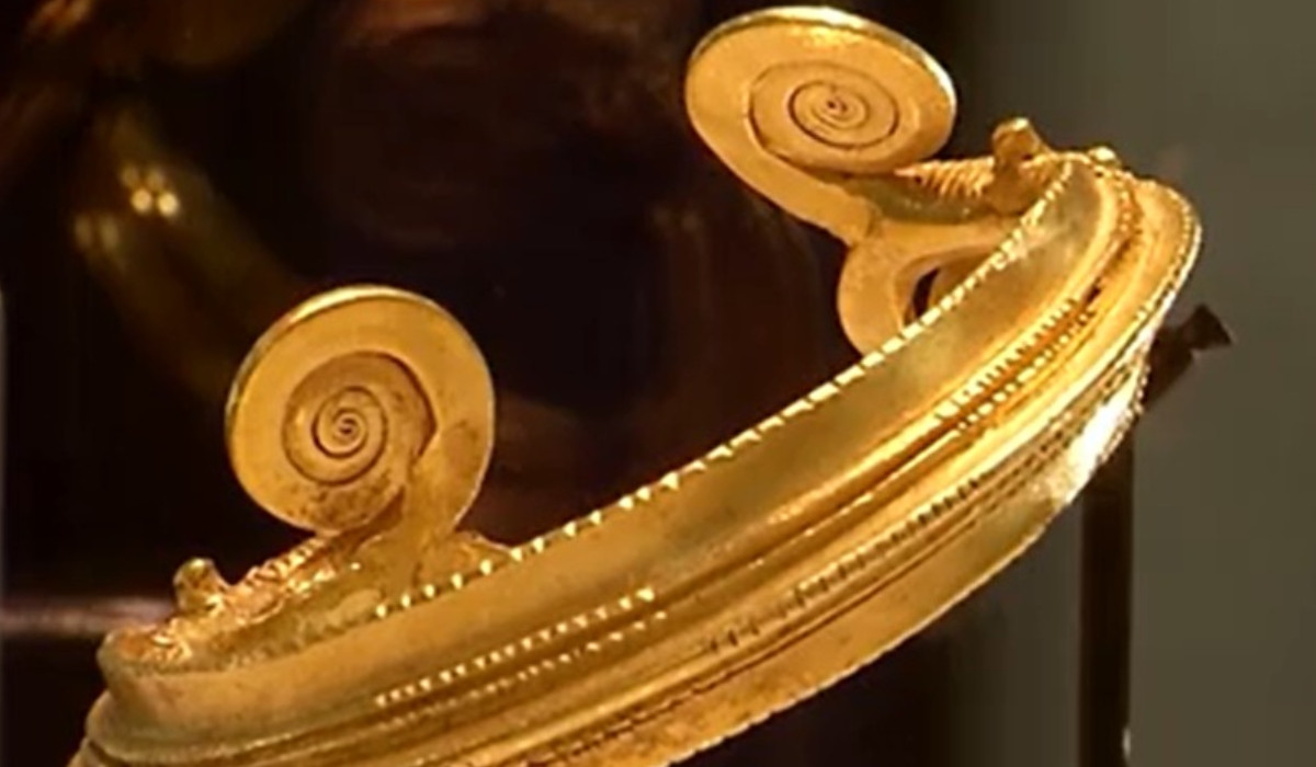 Poza pentru articolul Povestea de film a celor 3 brăţări de patrimoniu expuse în Capitală. Ar fi fost scoase din ţară de un deputat