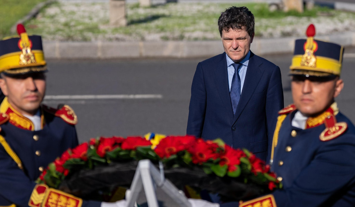 Nicuşor Dan a depus o coroană de flori în Piaţa Universităţii în memoria victimelor Mineriadei