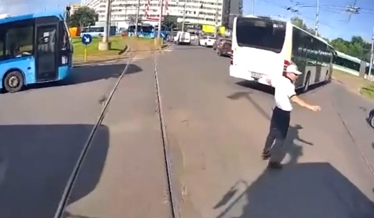 Două tramvaie s-au ciocnit în București, la Obor