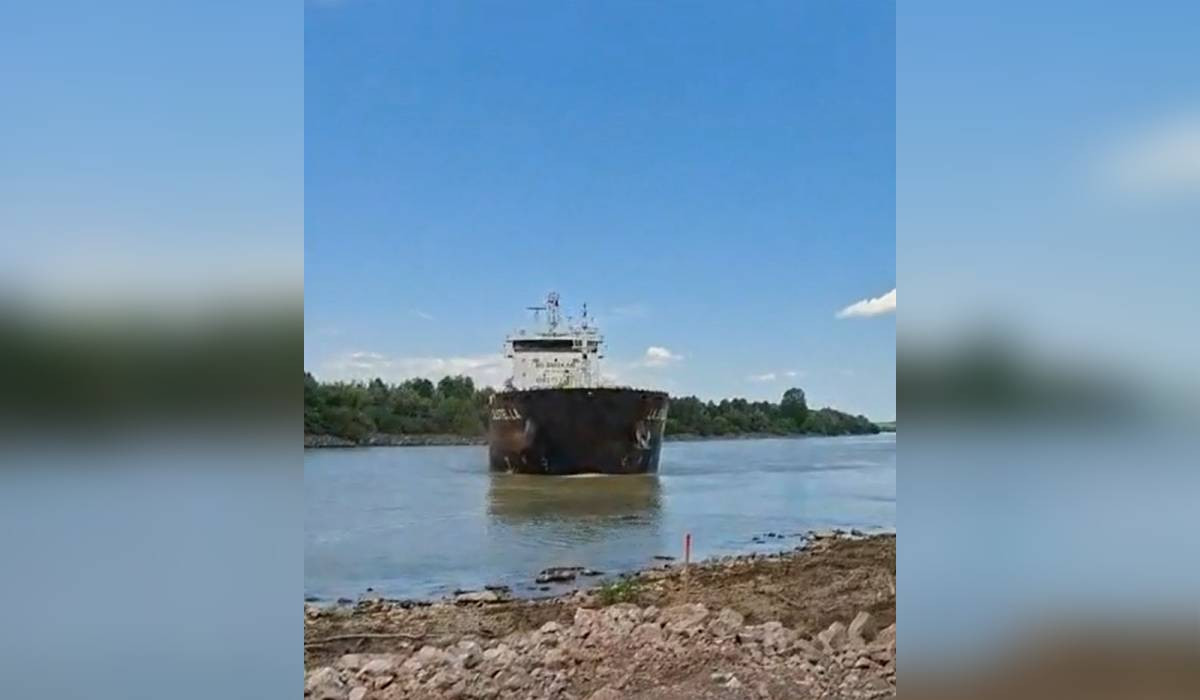 Navă cu bitum eșuată pe Canalul Sulina, trafic restricționat