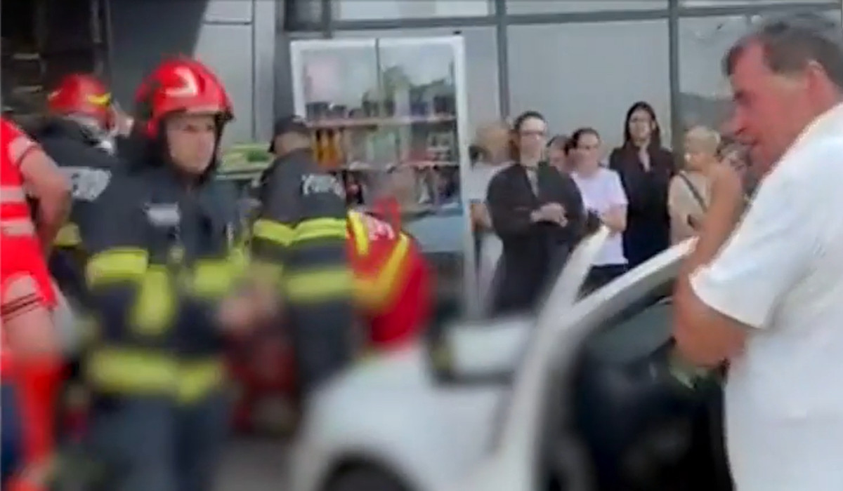 Timișoara: Trei răniți după ce un taxi a intrat în mulțime la mall