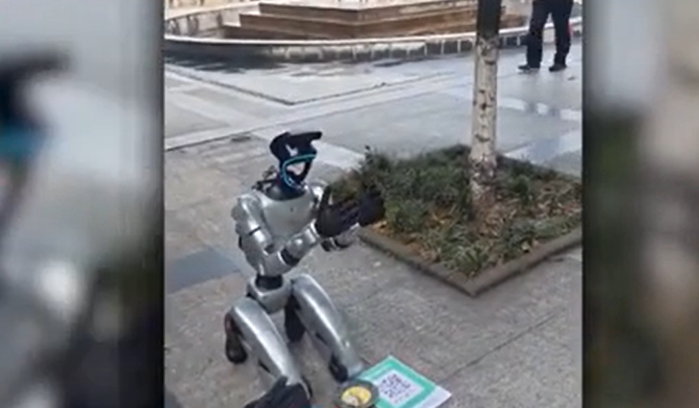 Robot cerșetor, fenomen viral în Chengdu, China