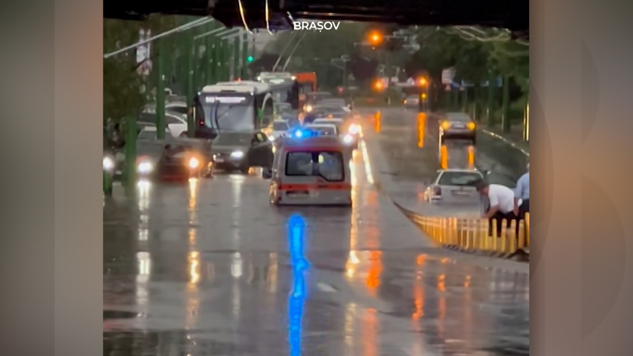 O furtună violentă a făcut prăpăd în Braşov. Ambulanţa a rămas blocată în apă de peste jumătate de metru