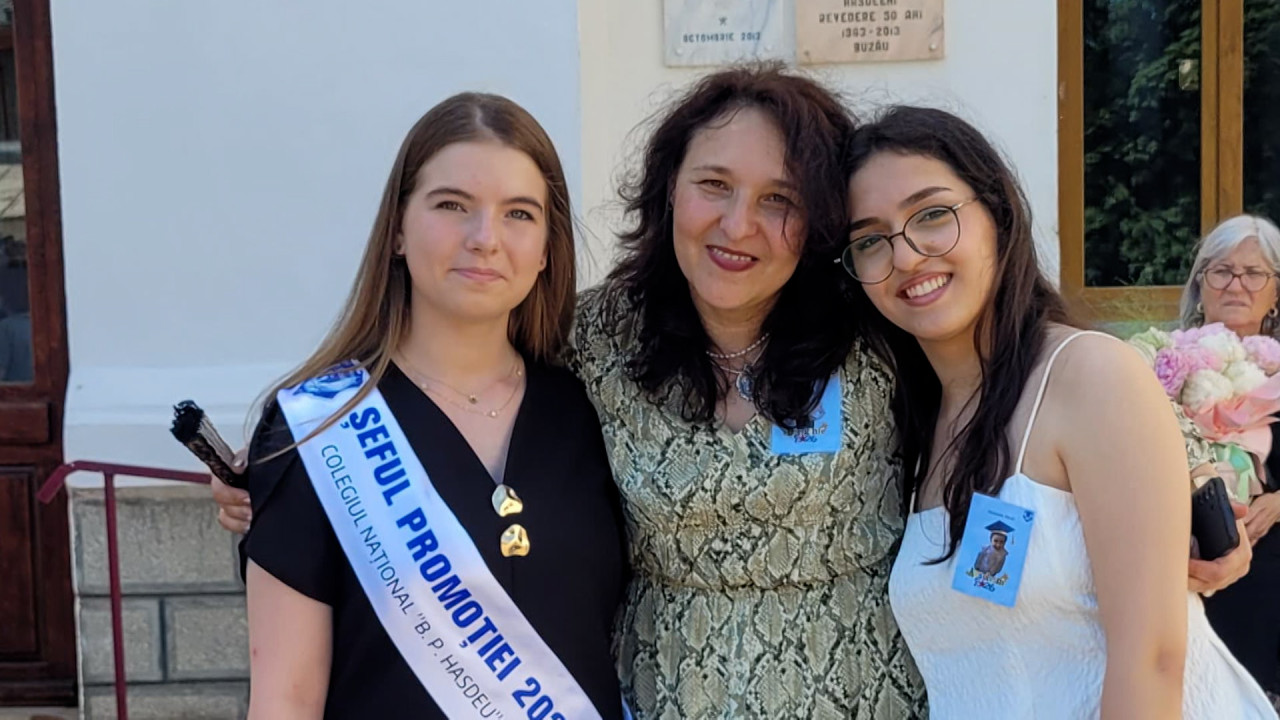 Poza pentru articolul Liceul cu 5 elevi de 10 la BAC din aceeaşi clasă. Diriginta lor, Gabriela Şerbu