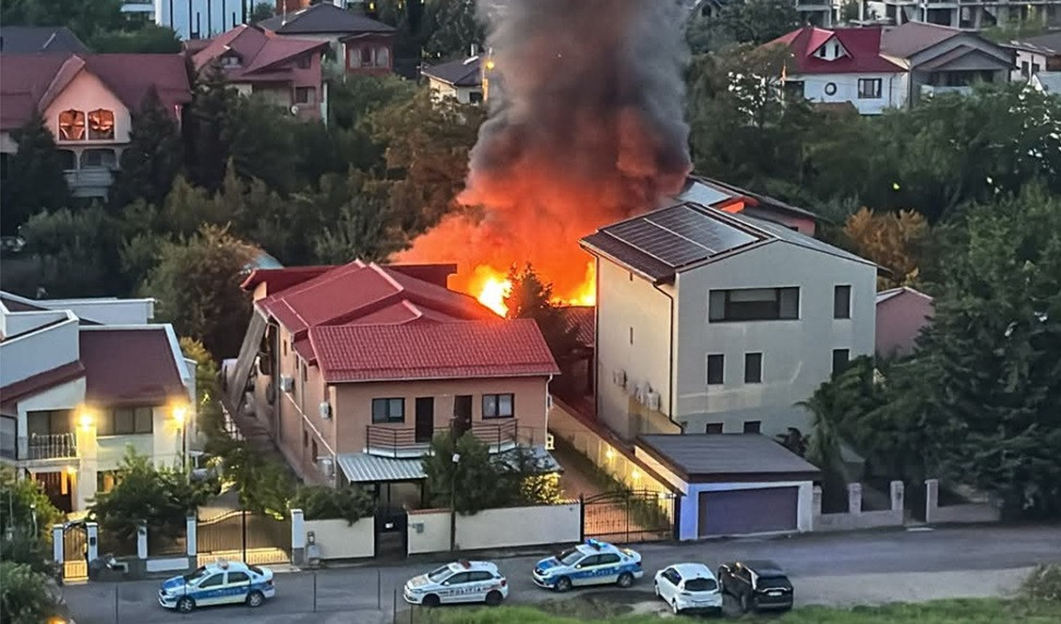 Incendiu violent în Capitală. Au ars 500 de metri pătrați, o casă și două anexe din Militari s-au făcut scrum