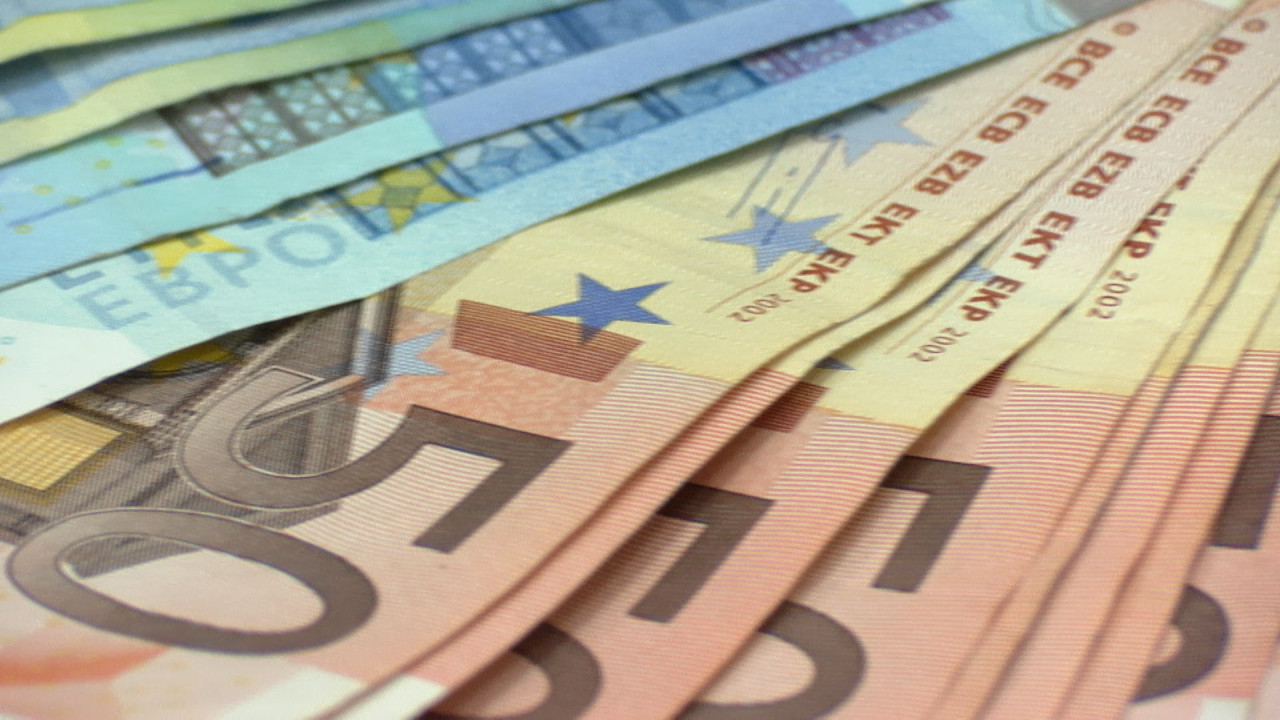 De ce sunt creditele atât de scumpe în România. Inflația, deficitul și ratingul slab de țară se văd în rate