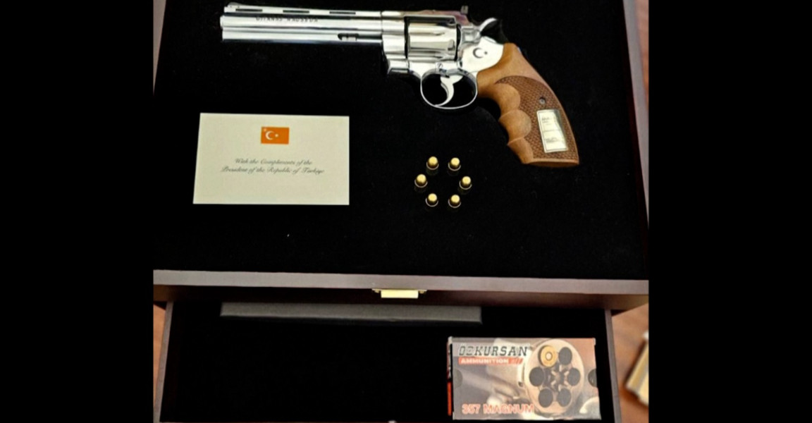 Erdogan le-a oferit liderilor NATO câte un pistol gravat cu numele fiecăruia şi gloanţe