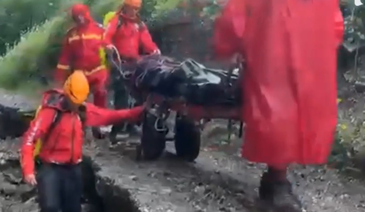 Poza pentru articolul Sfârşit tragic pentru un cioban. Salvatorii nu au ajuns la timp la el din cauza viiturii care a rupt drumul